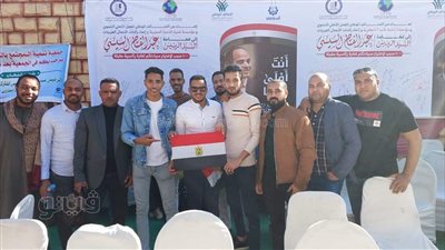 ألف سبب لاختياره، أهالي أسوان يوقعون على لوحة كبيرة لدعم السيسي (فيديو وصور)