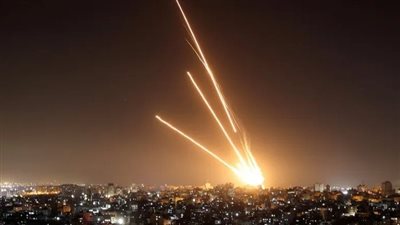 فيديو من طائرة ركاب يوثق لحظة اختراق صواريخ القسام أجواء تل أبيب 