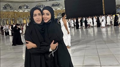 طليقة تامر حسني تؤدي مناسك العمرة مع والدتها 