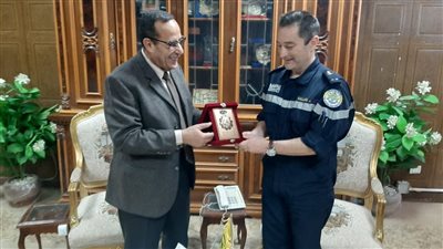 لعلاج جرحى فلسطين، محافظ شمال سيناء يستقبل قائد السفينة الطبية الفرنسية بميناء العريش