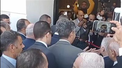 وزير الاتصالات يستمع لعرض تقديمي عن التطوير الرقمي لمؤسسات المنيا 