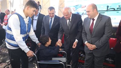 محافظ الجيزة يسلم ١٦٠ كرسي متحرك كهربائي لذوي الهمم 
