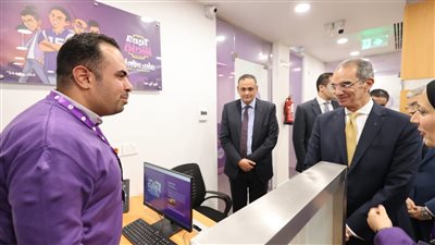 وزير الاتصالات يتفقد مركز مبيعات سنترال المنيا المطور