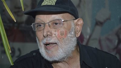 نقيب الممثلين يحبس دموعه على الهواء ويكشف سبب وفاة أشرف عبد الغفور (فيديو)