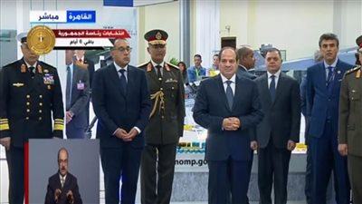 السيسي يستمع لشرح عن طائرة استطلاع بدون طيار من إنتاج مصنع قادر
