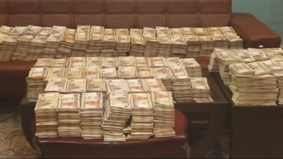 القبض على عامل بحوزته 24 مليون جنيه حصيلة الإتجار بالنقد الأجنبى بالشروق
