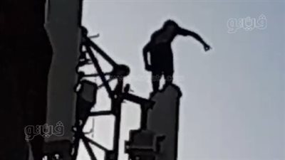  شاب بأسوان يحاول الانتحار من أعلى أحد أبراج الاتصالات (فيديو) 