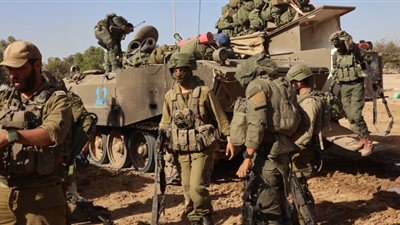 جنود إسرائيليون يحرقون تبرعات أرسلت إليهم، ما القصة؟ (فيديو)