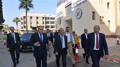 محافظ الإسماعيلية يزور شركة القناة لتوزيع الكهرباء (صور)