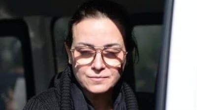 لحظة انهيار ريهام عبد الغفور في جنازة والدها (فيديو)