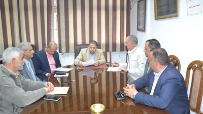 اجتماع لمناقشة إزالة الأقفاص السمكية المخالفة بالمياه العذبة بمجرى النيل فرع رشيد