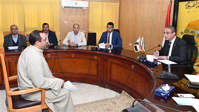 محافظ الفيوم يلتقي أهالي قرية دمشقين لحل مشاكلهم 