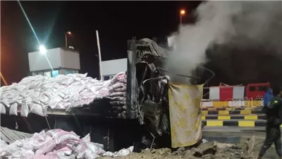 تفحم شخص وإصابة 4 بعد اشتعال سيارة نقل محملة بالبضائع بالطريق الإقليمي (صور)