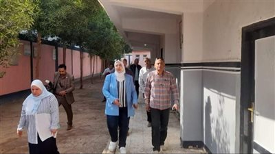 رئيس مدينة قنا يتفقد تجهيزات لجان الانتخابات الرئاسية (صور)