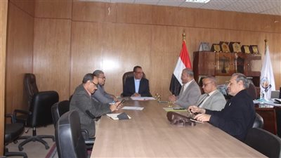 اجتماع لجنة الأزمات والكوارث بجامعة جنوب الوادى (صور)