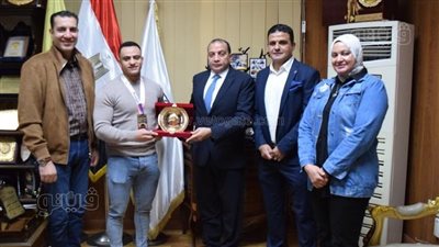 رئيس جامعة بني سويف يكرم الطالب محمد عبد المنعم بطل العالم في رفع الأثقال