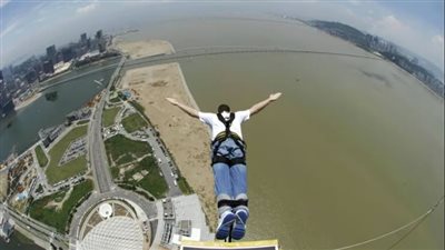 مات خوفًا، وفاة سائح بعد تأدية أعلى قفزة في العالم