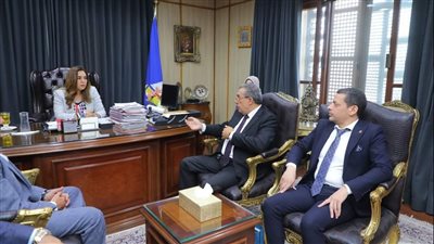 محافظ دمياط تتسلم بونات شراء سلع غذائية لدعم الأسر الأولى بالرعاية