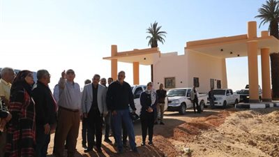 محافظ الوادي الجديد يتفقد المدينة الرياضية ونادي الهجن 