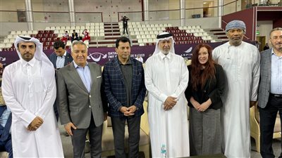 وزير الشباب والرياضة يلتقى بعثة منتخب رفع الأثقال خلال زيارته إلى قطر