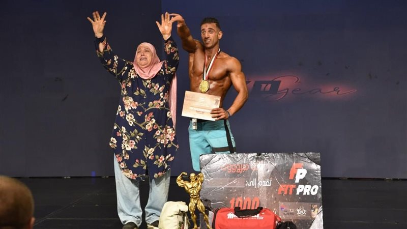 البطل سيف محجوب ووالدته،