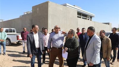 بعد استلامها من الآثار، محافظ الوادي الجديد يبحث استغلال 13 ألف م² بالخارجة