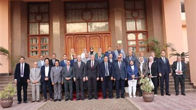 رئيس جامعة الوادي الجديد يشارك باجتماع المجلس الأعلى لشئون المجتمع والبيئة