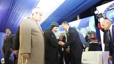 هتافات مدوية لحظة دخول مطران بورسعيد ووكيل الأوقاف مؤتمر السيسي