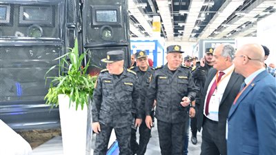 مساعد وزير الداخلية يشيد بعربات فض الشغب من إنتاج العربية للتصنيع