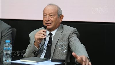 ساويرس: لو حطيت فلوسي في فيسبوك كان زماني في حتة تانية (فيديو)