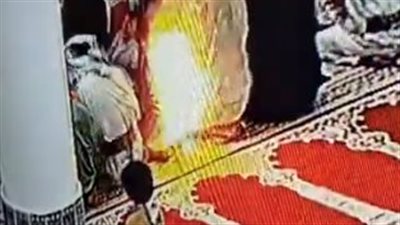 لحظة اشتعال النار فجأة في رجل يصلي بأحد المساجد تثير الرعب (فيديو)