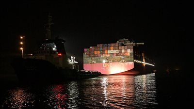 قاطرات هيئة قناة السويس تصاحب السفينة ONE ORPHEUS خلال مغادرتها للقناة (صور) 