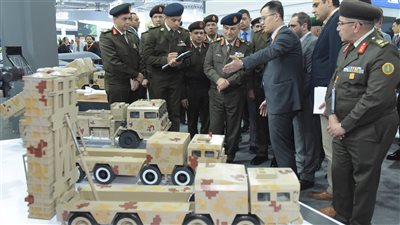 وزير الدفاع يتفقد أجنحة معرض إيديكس 2023