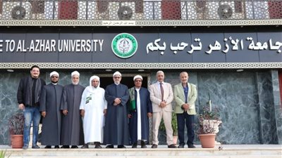 رئيس جامعة الوسطية اليمنية يحيى الأزهر الشريف وإمامه الأكبر لجهوده في نشر الوسطية 