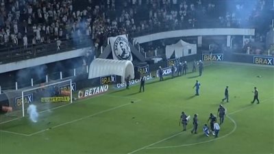 لأول مرة منذ 111 عاما، هبوط سانتوس البرازيلي إلى الدرجة الثانية والجماهير تقتحم الملعب (فيديو)