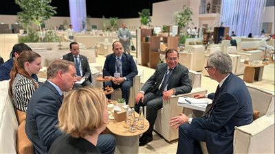 الملا يجري مباحثات مع مساعدي وزيري الطاقة الأمريكية والبيئة الأسترالية 