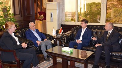 محافظ الأقصر يستقبل عمدة سيكشفاهيرفار المجرية