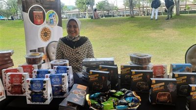 محافظ الفيوم ورئيس جامعة مصر للعلوم والتكنولوجيا يفتتحان معرض أيادي مصرية (صور)