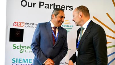 رئيس العاصمة الإدارية يلتقي مسئولي شنايدر إلكتريك لبحث ترشيد الطاقة بالمدن الذكية