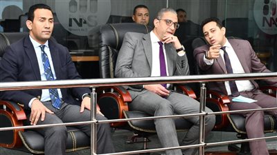 من مركز سيطرة الشبكة الوطنية للطوارئ، محافظ الفيوم يتابع العمل بـ المقار الانتخابية