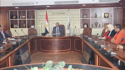 سكرتير بني سويف يجتمع بأعضاء غرفة العمليات استعدادًا لانتخابات الرئاسة