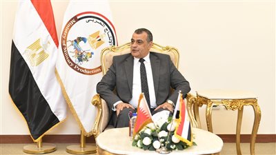 مدير إدارة التصنيع والتطوير الحربي بالبحرين يزور جناح وزارة الإنتاج الحربي بإيدكس ٢٠٢٣