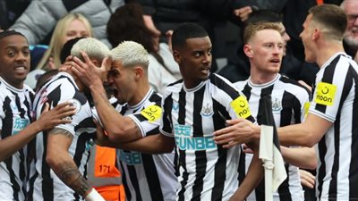الدوري الإنجليزي، نيوكاسل يتقدم على مانشستر يونايتد بثنائية نظيفة في الشوط الأول