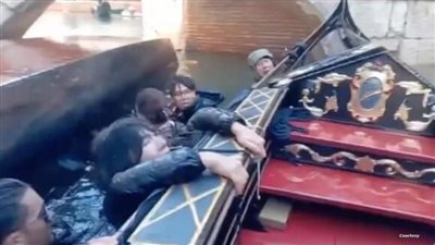 بسبب سيلفي، كارثة كادت تودي بحياة سياح صينيين في فينيسيا (فيديو)