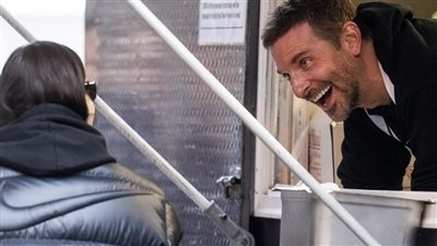 مشروع جديد للمرشح للأوسكار، صديق جيجي حديد يعمل على عربة طعام