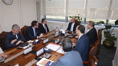 وزير النقل يتابع صفقة توريد 1350 عربة سكة حديد 