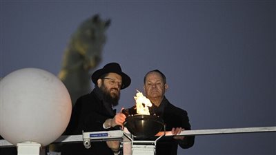 زيلينسكي وماكرون وشولتس يضيئون شمعة الحانوكا اليهودي، ما القصة؟ (فيديو)