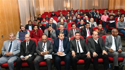 محافظ الفيوم يلتقي المستثمرين لبحث مشكلات المناطق الصناعية