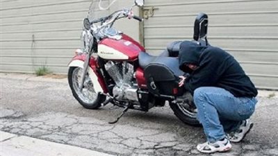 شجاعة فتاة، لص يطعن طالبة حاولت منعه من سرقة دراجة نارية فى دمياط