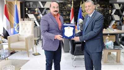 محافظ أسوان يكرم مدير مديرية التربية والتعليم لبلوغه سن المعاش